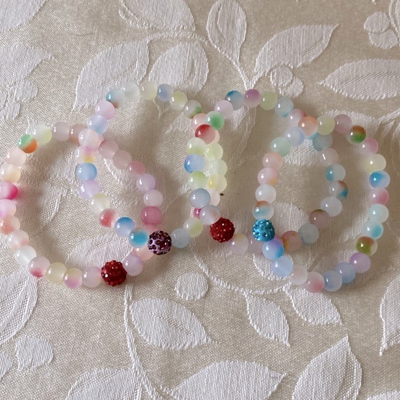 Colorful marble stackable 8mm beaded bracelet with blue crystal accent bead - Picture 4 of 9